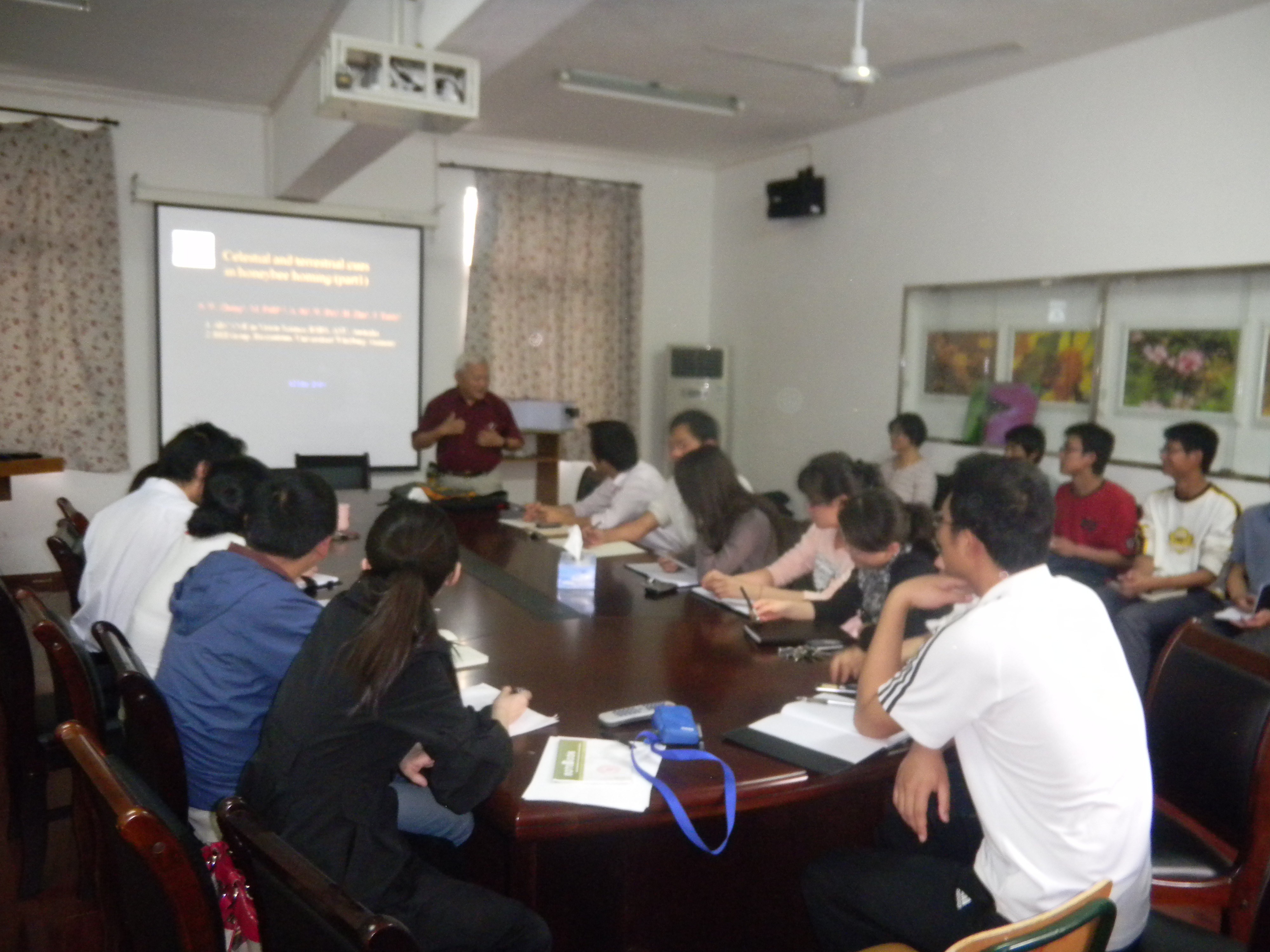 张少吾教授为研究所及小组成员授课